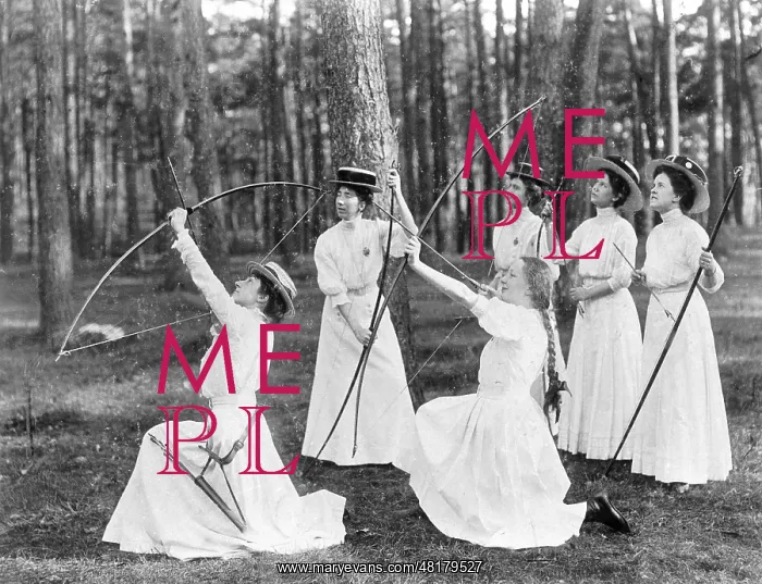 : Women during archery, 1914 : Women during archery, 1914