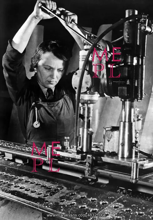 : Women in the armaments industry, drilling of : Women in the armaments industry, drilling of