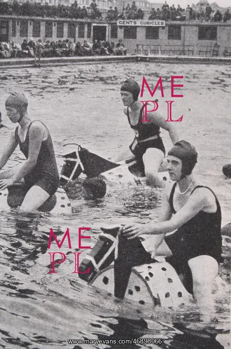  : Women bathing in sea