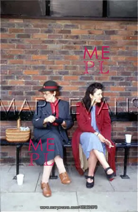 : WOMEN ON BENCH 1940S : WOMEN ON BENCH 1940S
