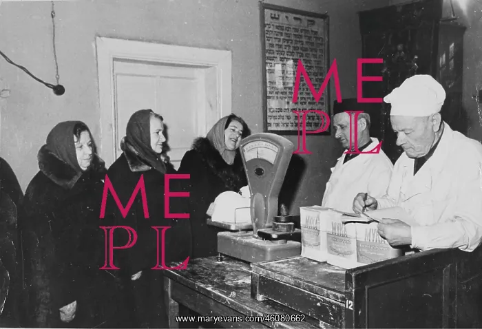 : Women bring flour for baking of Matze. Synagogue : Women bring flour for baking of Matze. Synagogue
