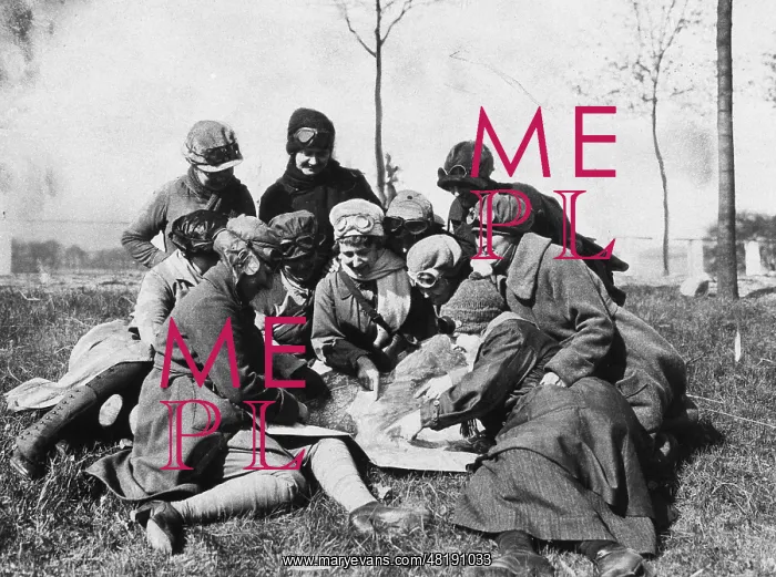 : Women during a car gateway, 1921 : Women during a car gateway, 1921