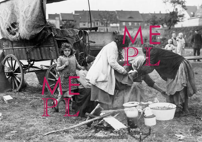 : Women and children in a Sinti camp : Women and children in a Sinti camp