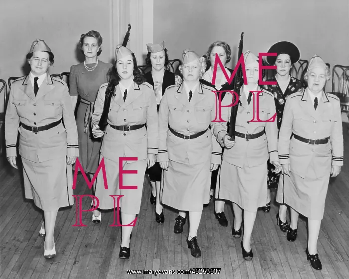 : Women in a Civil Defense unit in drill practice : Women in a Civil Defense unit in drill practice