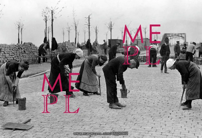 : Women as construction workers, 1915 : Women as construction workers, 1915