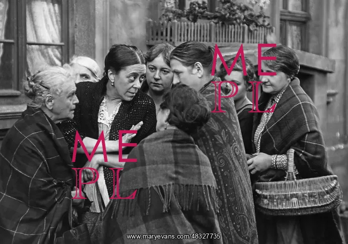 : Women in conversation, 1926 : Women in conversation, 1926