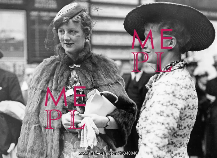 : Women in conversation, 1937 : Women in conversation, 1937