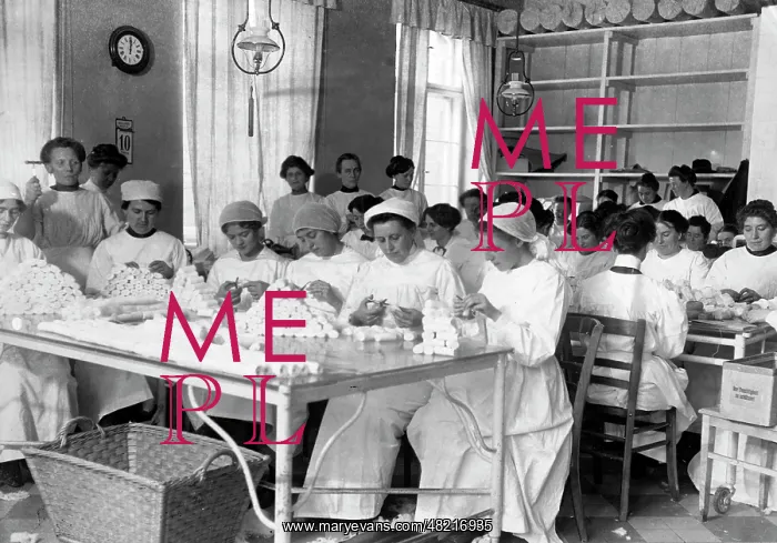 : Women cutting dressing, 1914 : Women cutting dressing, 1914