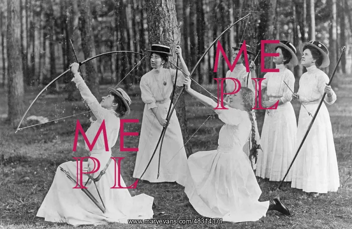 : Women doing archery, around 1910 : Women doing archery, around 1910