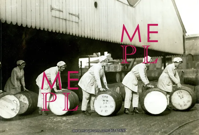 : Women doing wartime work at a factory, WW1 : Women doing wartime work at a factory, WW1