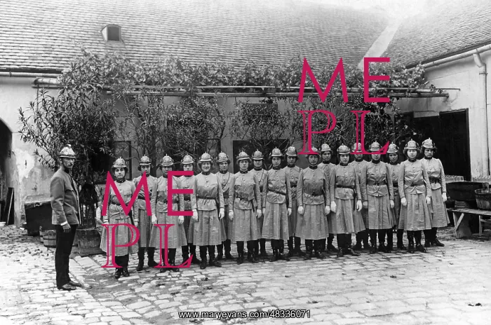 : Women firefighters in Vienna, 1910 : Women firefighters in Vienna, 1910
