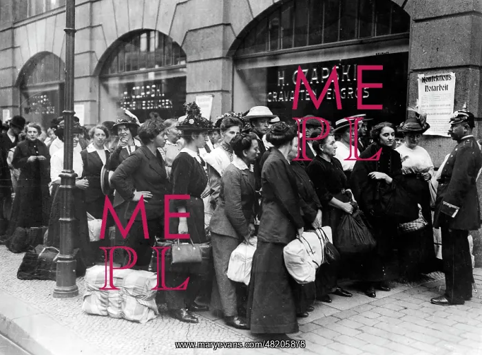: Women in fornt of a delivery point : Women in fornt of a delivery point
