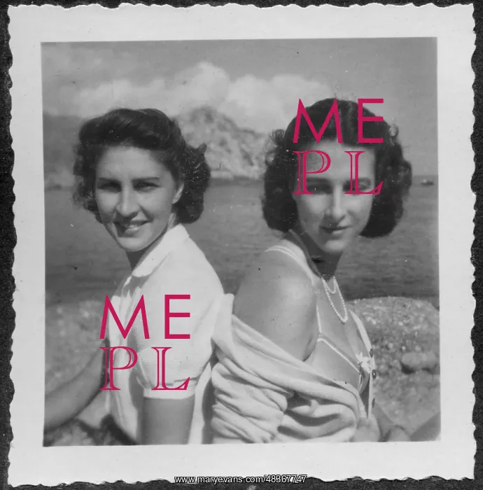 : Two women friends back to back, Italy : Two women friends back to back, Italy