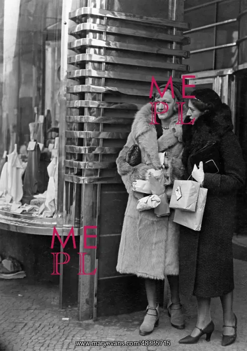 : Women in fur coats, 1935 : Women in fur coats, 1935