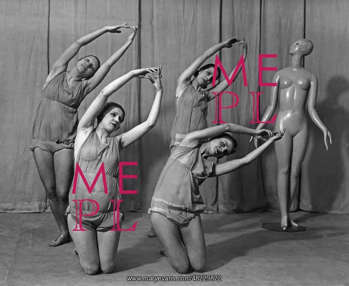 : Women do gymnastikcs, 1930 : Women do gymnastikcs, 1930