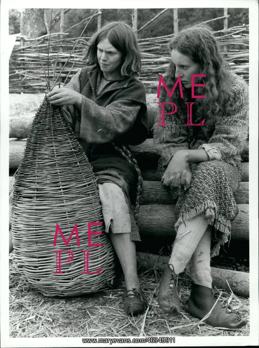 : Women in Iron Age reconstruction BBC TV programme : Women in Iron Age reconstruction BBC TV programme