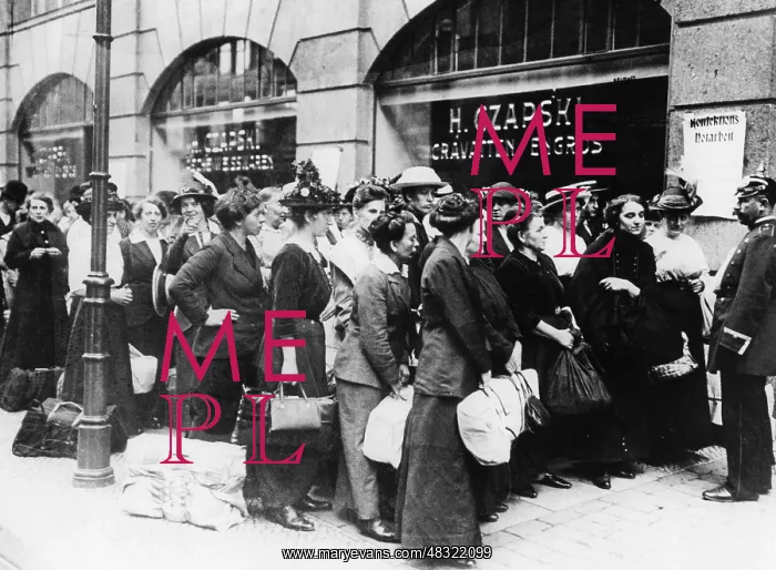 : Women lining up for emergency work in Berlin, 1914 : Women lining up for emergency work in Berlin, 1914