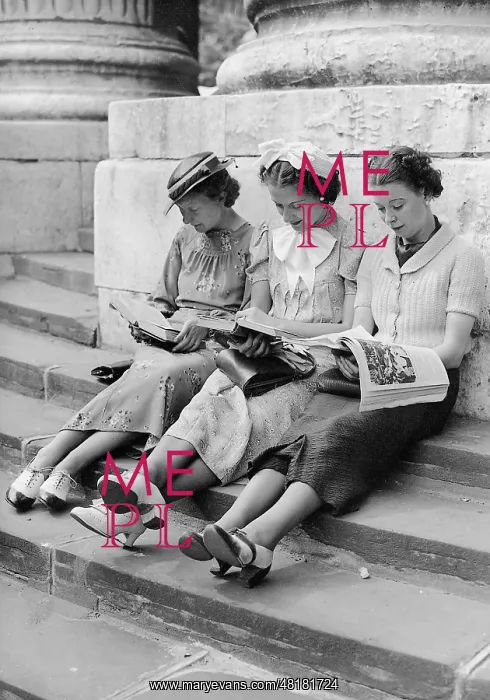 : Women in London reading, 1937 : Women in London reading, 1937