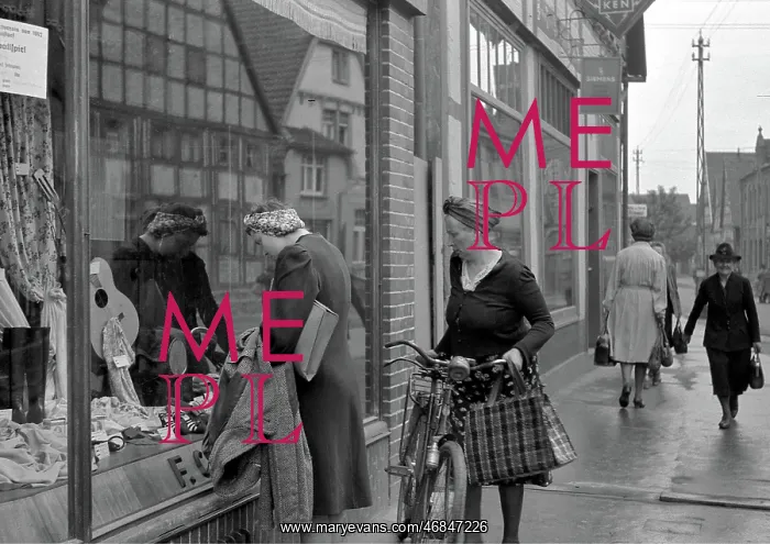 : Women looking in a shop window