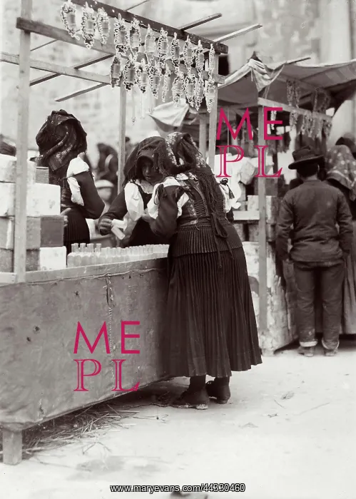 : Italy. Women at the market : Italy. Women at the market