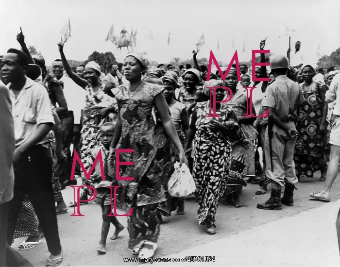 : Women and men parade through the streets ? : Women and men parade through the streets ?