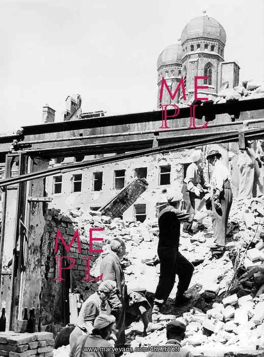 : Women and men work on a pile of rubble in Munich, 1945 : Women and men work on a pile of rubble in Munich, 1945