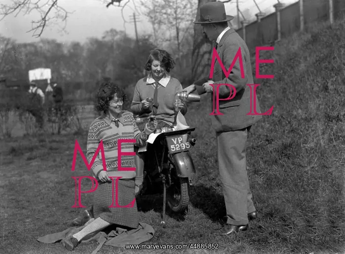 : WOMEN MOTOR CYCLISTS : WOMEN MOTOR CYCLISTS