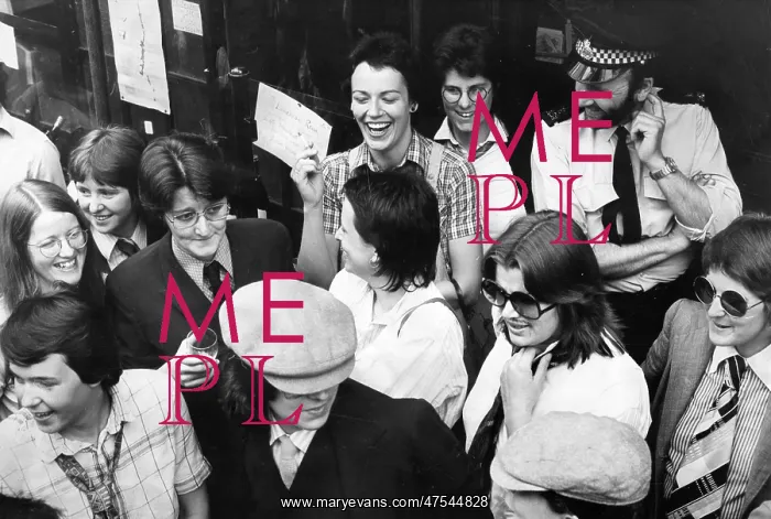: Women protest at El Vino serving policy : Women protest at El Vino serving policy