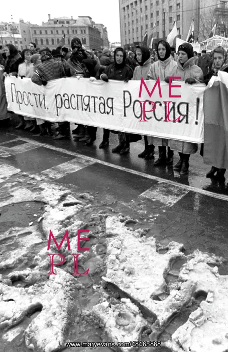 : Women among protesters in Moscow, 1991 : Women among protesters in Moscow, 1991