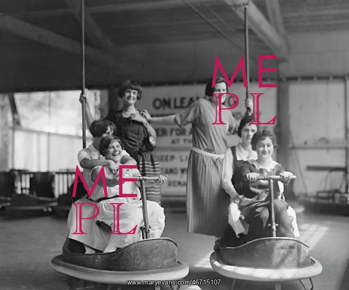 : Women - Ride - Amusement Park : Women - Ride - Amusement Park
