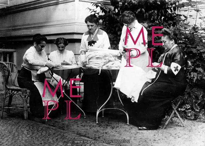 : Women sewing, 1914 : Women sewing, 1914