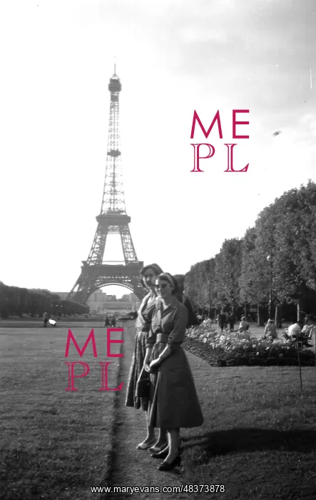  : Women sightseeing in Paris
