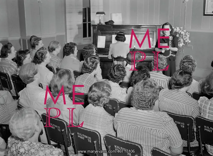  : Women - Social Group - Singing - Wwii