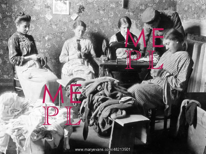 : Women stitching and patching, 1916 : Women stitching and patching, 1916