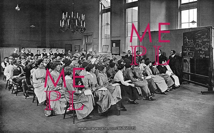 : Women being trained at an L.C.C. technical college, WW1 : Women being trained at an L.C.C. technical college, WW1