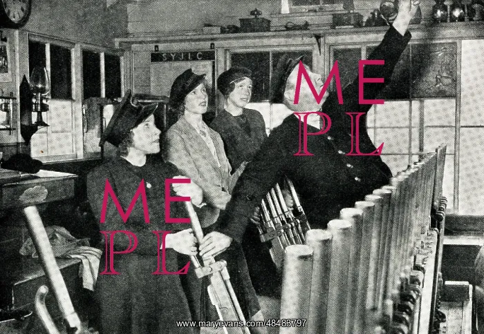 : Women training as railway signallers, WW2 : Women training as railway signallers, WW2