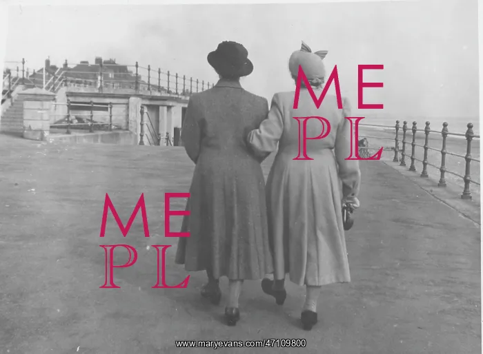 : Two women walking along the sea front, 1950s : Two women walking along the sea front, 1950s