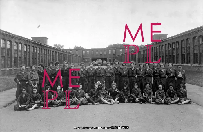 : Women war workers in their bloomer work uniforms : Women war workers in their bloomer work uniforms