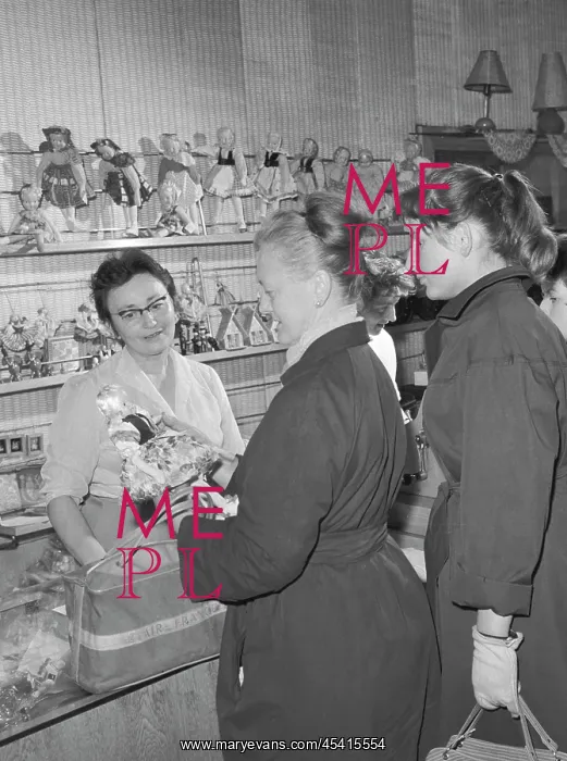 : Women watch some objects in the shop of tradional : Women watch some objects in the shop of tradional