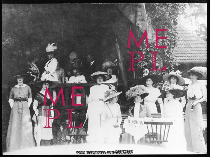 : WOMEN WATCHING POLO : WOMEN WATCHING POLO