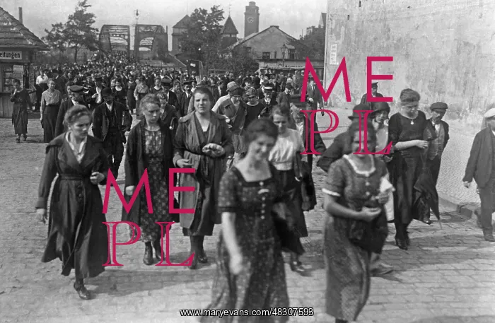 : Women on their way to work in Berlin, 1922 : Women on their way to work in Berlin, 1922