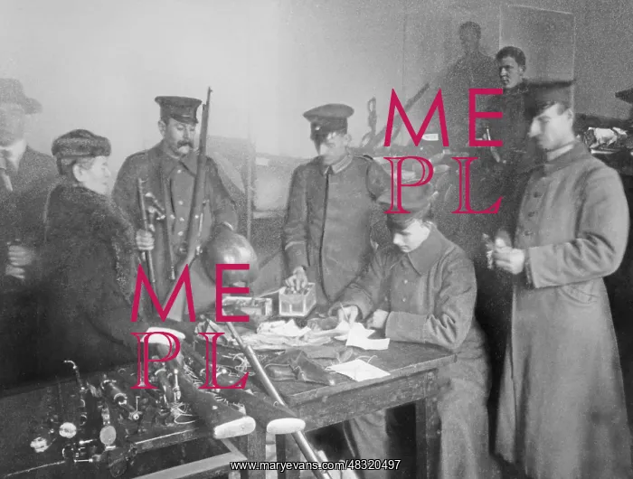 : Women in the weapons collection point in Berlin, 1918 / 19 : Women in the weapons collection point in Berlin, 1918 / 19