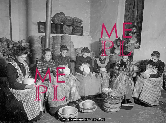 : Women weaving, 1905 : Women weaving, 1905