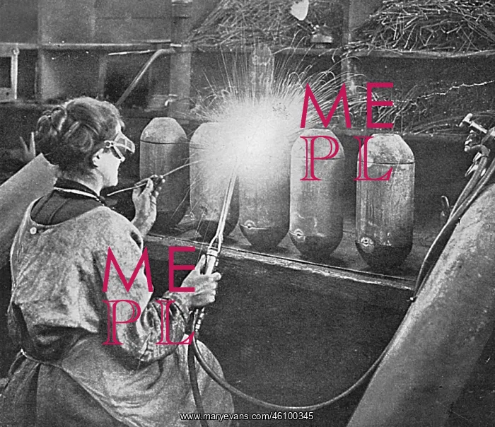 : Women welding bomb cases, WW1 : Women welding bomb cases, WW1