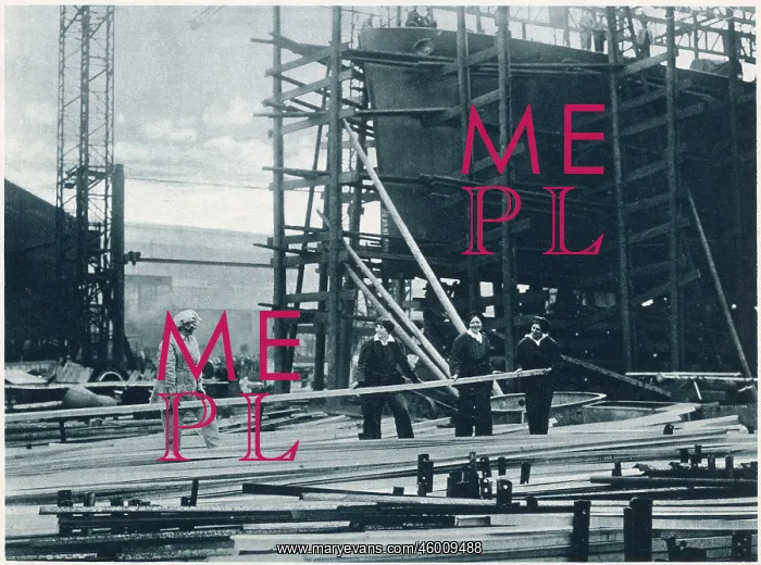 : Women at work in a naval ship-building yard 1916 : Women at work in a naval ship-building yard 1916