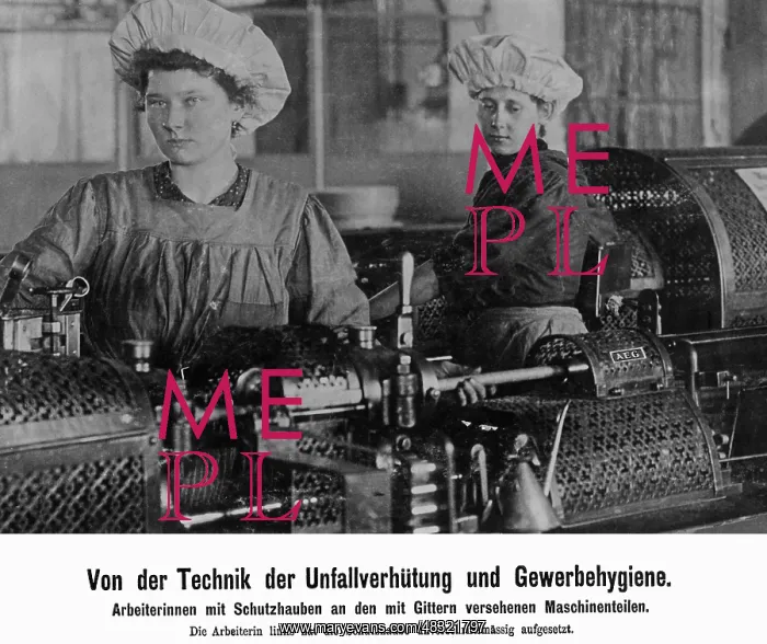: Women workers of the AEG in Berlin, 1919 : Women workers of the AEG in Berlin, 1919