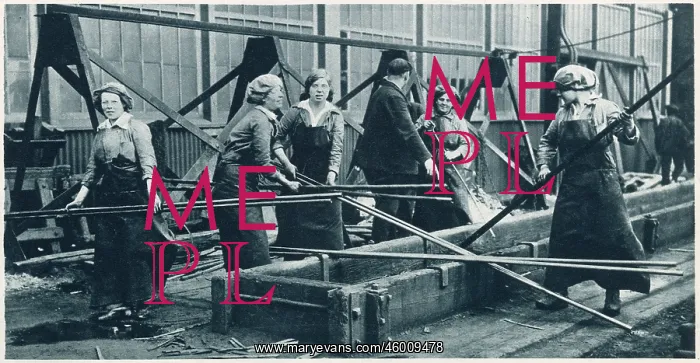 : Women workers at a naval ship-building yard 1916 : Women workers at a naval ship-building yard 1916