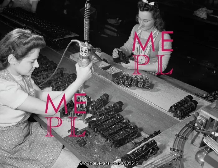 : Women workers using an electric screwdriver : Women workers using an electric screwdriver