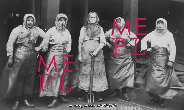  : WOMEN WORKING / COAL