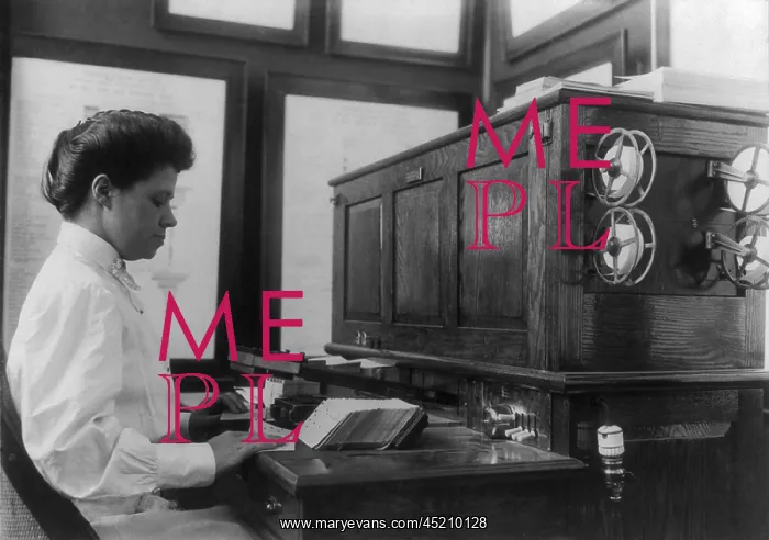 : Women working with punch cards at an early ? : Women working with punch cards at an early ?